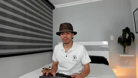 Snapshot of zaynshadow_ chatting on 10.18.25 zaynshadow_ online show from 10.18.25