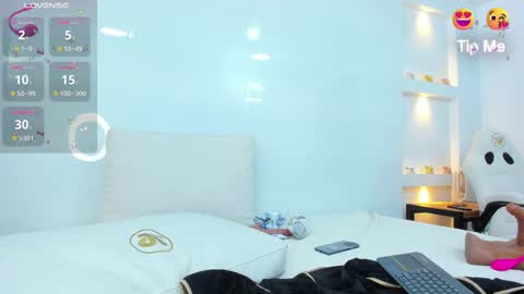 Zenda Evans online show from 02.20.25