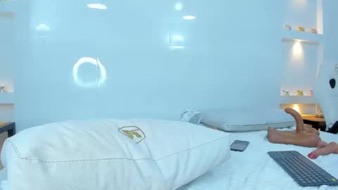 Zenda Evans online show from 03.11.25