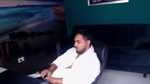 Snapshot of zenobaro chatting on 10.18.25 zenobaro online show from 10.18.25