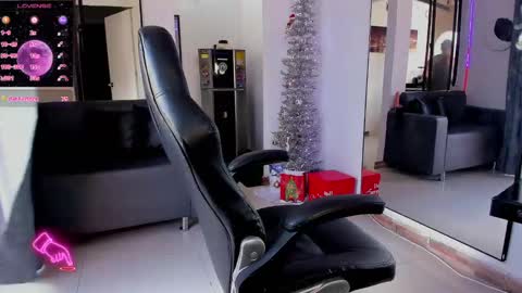 Snapshot of zhoestrong chatting on 12.12.24 zhoestrong online show from 12.12.24