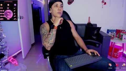 Snapshot of zhoestrong chatting on 12.18.24 zhoestrong online show from 12.18.24
