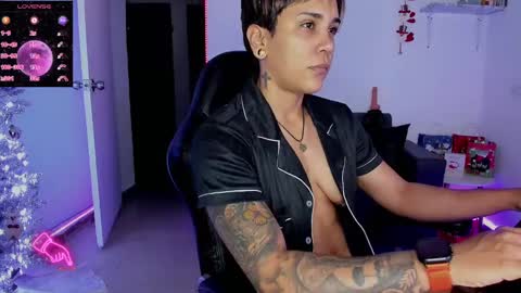 Snapshot of zhoestrong chatting on 12.23.24 zhoestrong online show from 12.23.24