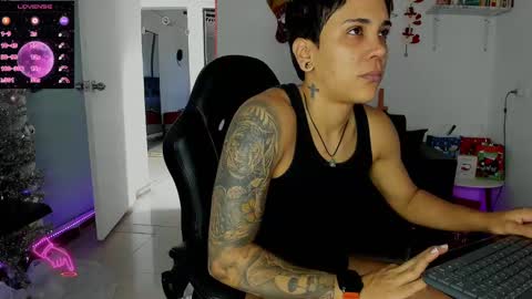 Snapshot of zhoestrong chatting on 01.01.25 zhoestrong online show from 01.01.25