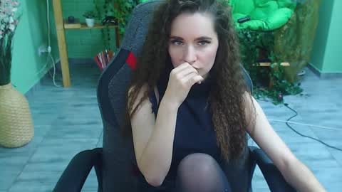 Snapshot of zianichols chatting on 02.01.25 zianichols online show from 02.01.25