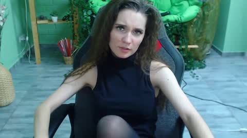 Snapshot of zianichols chatting on 02.06.25 zianichols online show from 02.06.25