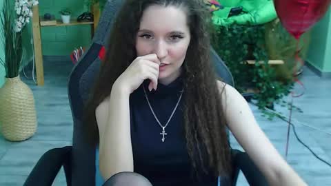 Snapshot of zianichols chatting on 02.15.25 zianichols online show from 02.15.25
