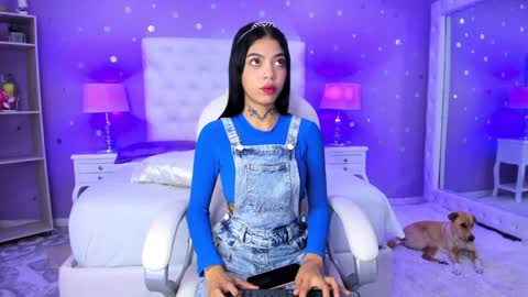 Snapshot of zoe_kravitx chatting on 02.04.25 CAMILA online show from 02.04.25