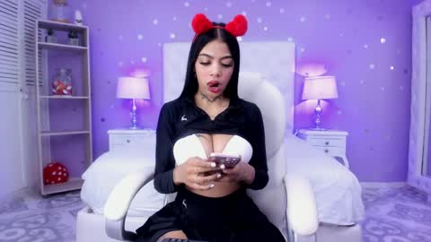 Snapshot of zoe_kravitx chatting on 02.15.25 CAMILA online show from 02.15.25