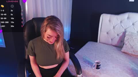Snapshot of zoee_joness chatting on 12.26.24 zoe online show from 12.26.24