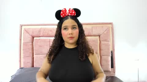 Snapshot of zoee_lov chatting on 01.23.25 zoee online show from 01.23.25