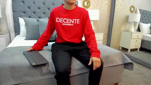 Zoe Krug online show from 09.18.25