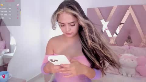 Snapshot of zoemina__ chatting on 10.11.25 Antonella Kim online show from 10.11.25