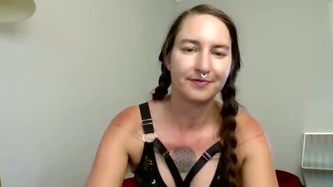 Snapshot of zyracloudplays chatting on 10.06.25 Zyra Cloud online show from 10.06.25