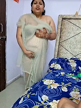 Snapshot of MOM-SUN-COUPLE chatting on 02.11.25 MOM-SUN-COUPLE online show from 02.11.25