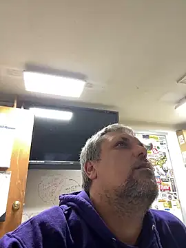 Snapshot of tank32s chatting on 12.12.24 tank32s online show from 12.12.24