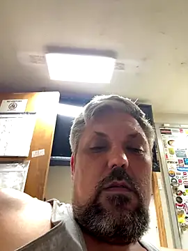 Snapshot of tank32s chatting on 09.14.25 tank32s online show from 09.14.25