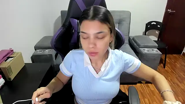 Snapshot of LuisaReyes_2911 chatting on 01.13.25 LuisaReyes 2911 online show from 01.13.25