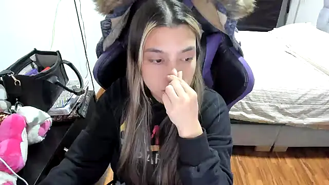 Snapshot of LuisaReyes_2911 chatting on 09.09.25 LuisaReyes 2911 online show from 09.09.25