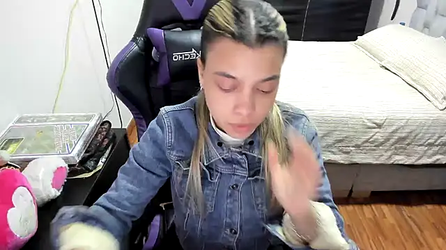 Snapshot of LuisaReyes_2911 chatting on 09.27.25 LuisaReyes 2911 online show from 09.27.25