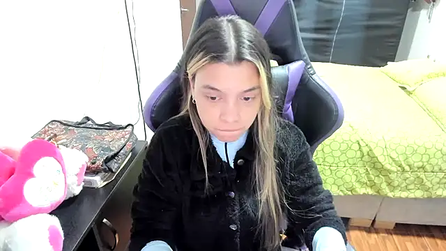 Snapshot of LuisaReyes_2911 chatting on 10.18.25 LuisaReyes 2911 online show from 10.18.25