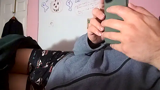 Snapshot of uncuthubs chatting on 10.30.25 uncuthubs online show from 10.30.25