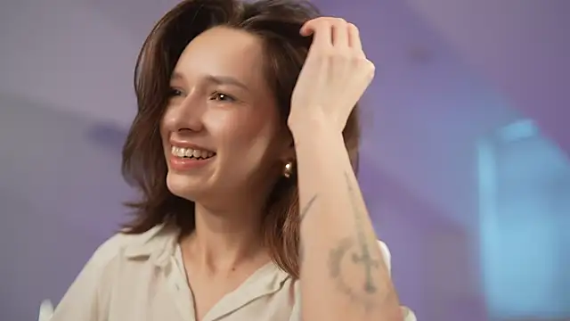 Snapshot of VivianLy_ chatting on 01.09.25 VivianLy online show from 01.09.25