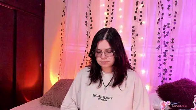 Snapshot of Mey_moon chatting on 12.04.24 Mey moon online show from 12.04.24