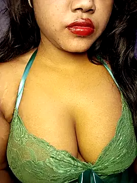 Snapshot of Hotlisa chatting on 11.25.25 Hotlisa online show from 11.25.25