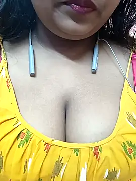 Snapshot of Sophiaboudi chatting on 01.10.25 Sophiaboudi online show from 01.10.25