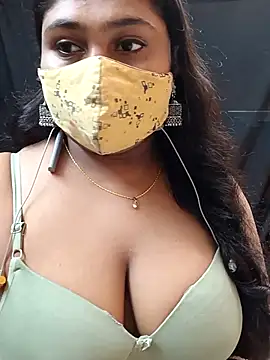 Snapshot of Sophiaboudi chatting on 10.05.25 Sophiaboudi online show from 10.05.25