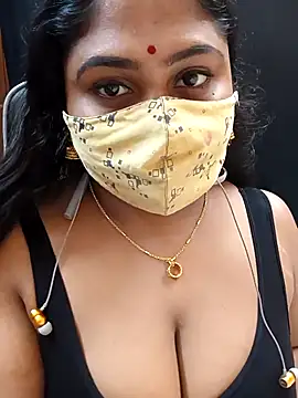 Snapshot of Sophiaboudi chatting on 10.08.25 Sophiaboudi online show from 10.08.25