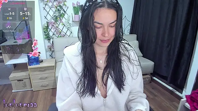 Snapshot of Lunlunera chatting on 02.07.25 Lunlunera online show from 02.07.25