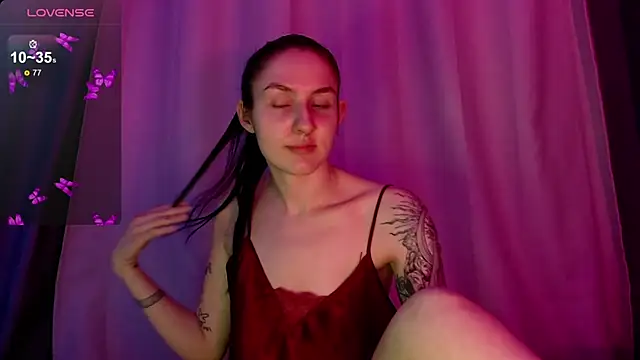 Snapshot of NiaEllis chatting on 01.10.25 NiaEllis online show from 01.10.25