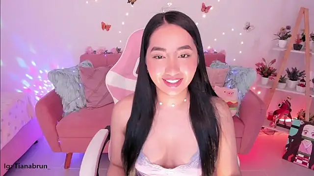 Zara uwu  online show from 10.15.25