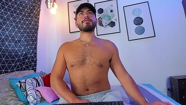 Snapshot of Juan_Castano chatting on 03.15.25 Juan Castano online show from 03.15.25