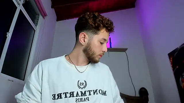 Snapshot of Juan_Castano chatting on 10.29.25 Juan Castano online show from 10.29.25