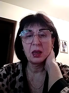 Snapshot of AlbinaXPretty chatting on 01.28.25 AlbinaXPretty online show from 01.28.25