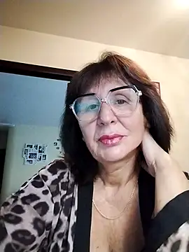 Snapshot of AlbinaXPretty chatting on 09.16.25 AlbinaXPretty online show from 09.16.25