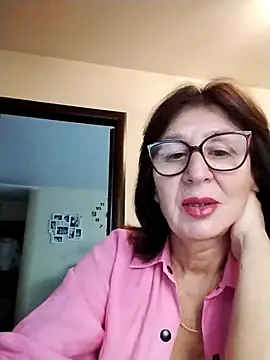 Snapshot of AlbinaXPretty chatting on 09.27.25 AlbinaXPretty online show from 09.27.25