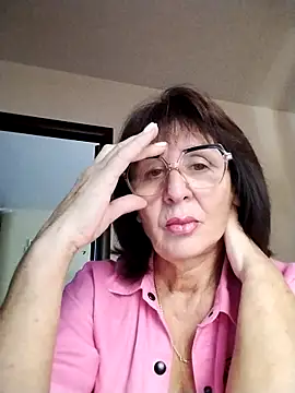 Snapshot of AlbinaXPretty chatting on 09.28.25 AlbinaXPretty online show from 09.28.25