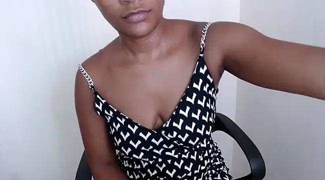 Snapshot of savage_laura chatting on 02.20.25 savage laura online show from 02.20.25