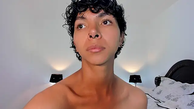 Snapshot of xhenisa_ chatting on 01.17.25 xhenisa online show from 01.17.25