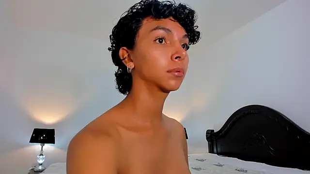 Snapshot of xhenisa_ chatting on 02.22.25 xhenisa online show from 02.22.25