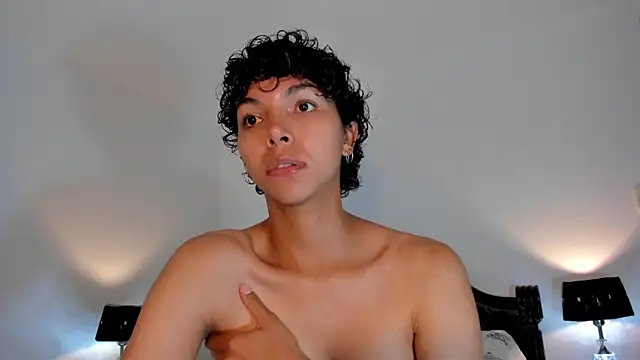 Snapshot of xhenisa_ chatting on 03.13.25 xhenisa online show from 03.13.25