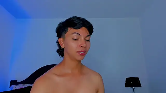 Snapshot of xhenisa_ chatting on 09.10.25 xhenisa online show from 09.10.25