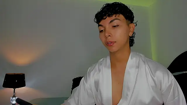Snapshot of xhenisa_ chatting on 09.18.25 xhenisa online show from 09.18.25