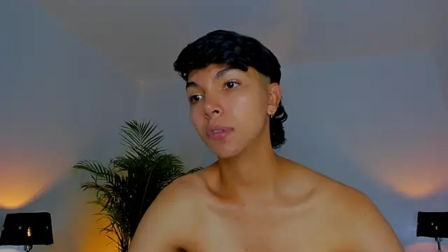 Snapshot of xhenisa_ chatting on 09.23.25 xhenisa online show from 09.23.25