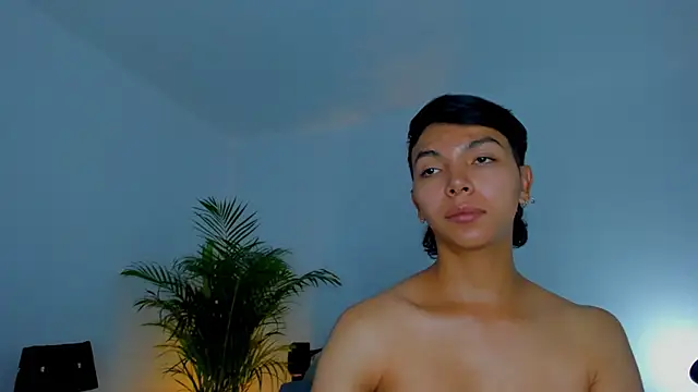 Snapshot of xhenisa_ chatting on 09.29.25 xhenisa online show from 09.29.25