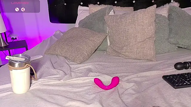 Snapshot of charlotteeruss chatting on 12.22.24 charlotteeruss online show from 12.22.24